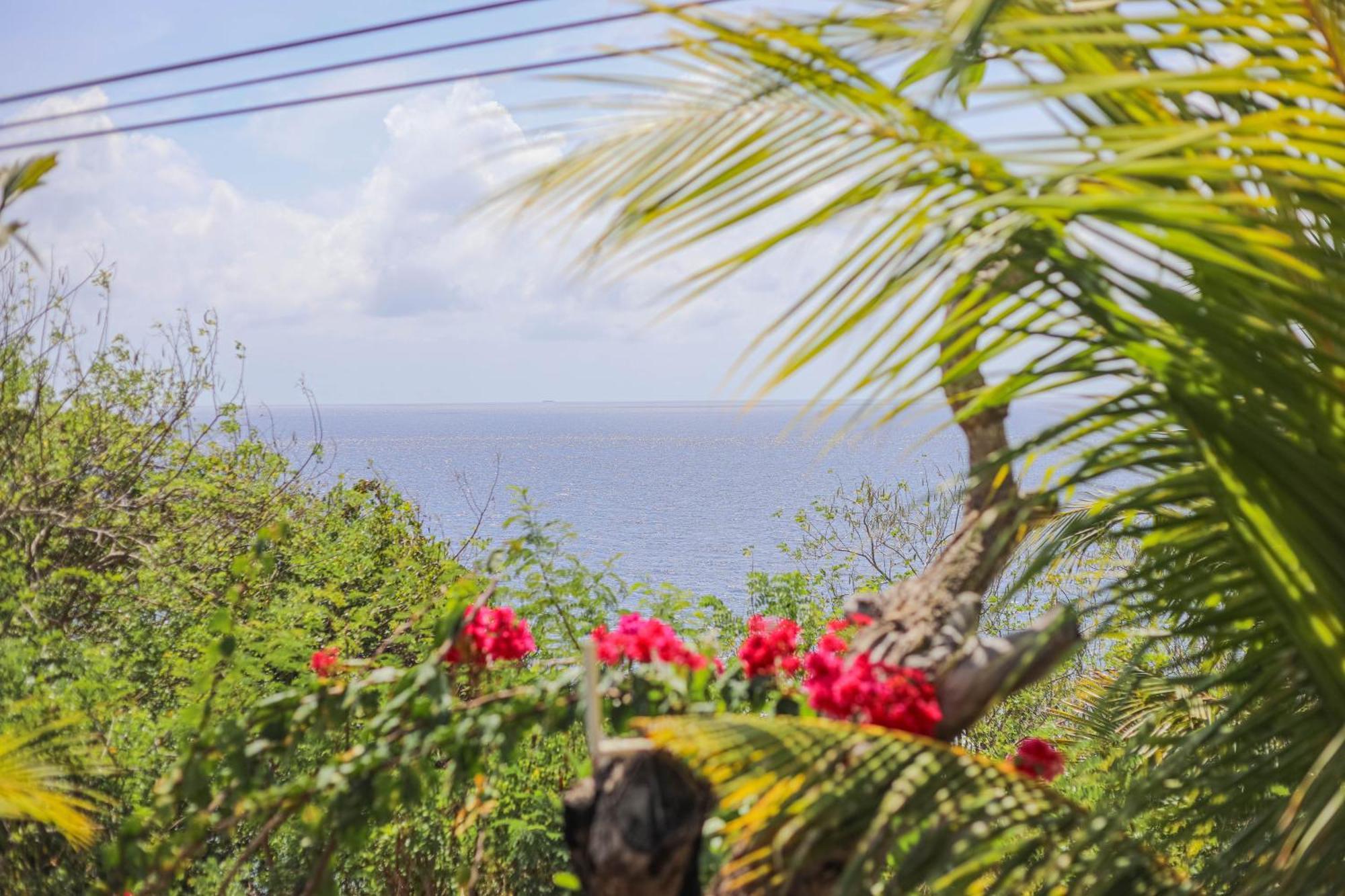 Manta Cottages With Sea View Batununggul Eksteriør billede